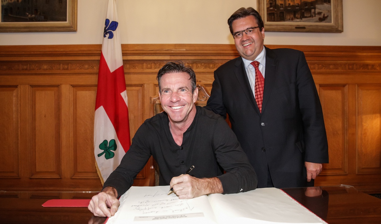 Dennis Quaid signe le livre d'or de Montréal