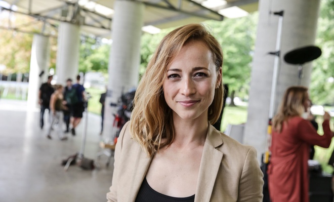 Karine Vanasse épate dans une séance photo sensuelle