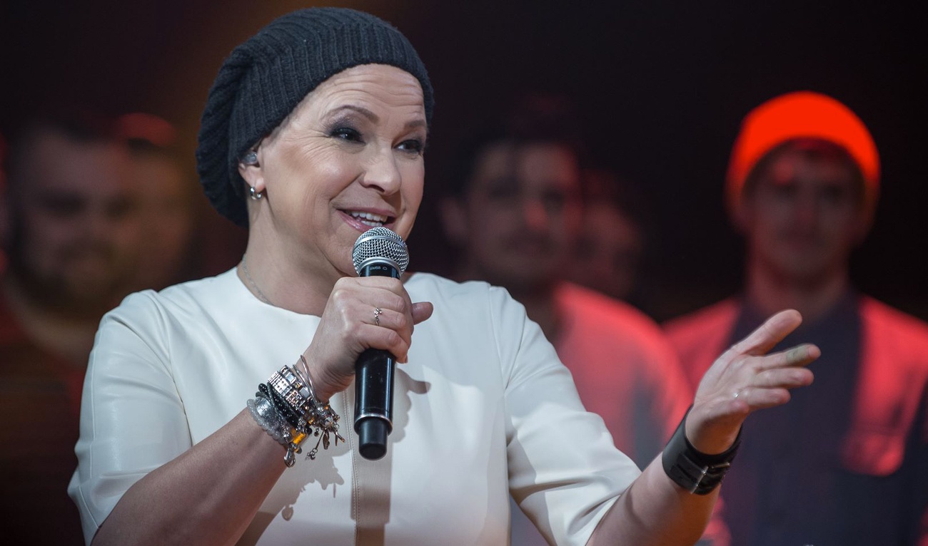 Lulu Hughes, convalescente, offre une performance crève-coeur à Belle et Bum