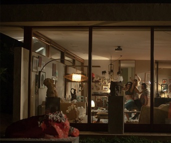 Une scène du film Knock Knock