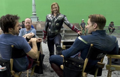Robert Downey Jr., Chris Evans, Joss Whedon et Chris Hemsworth sur le plateau de The Avengers