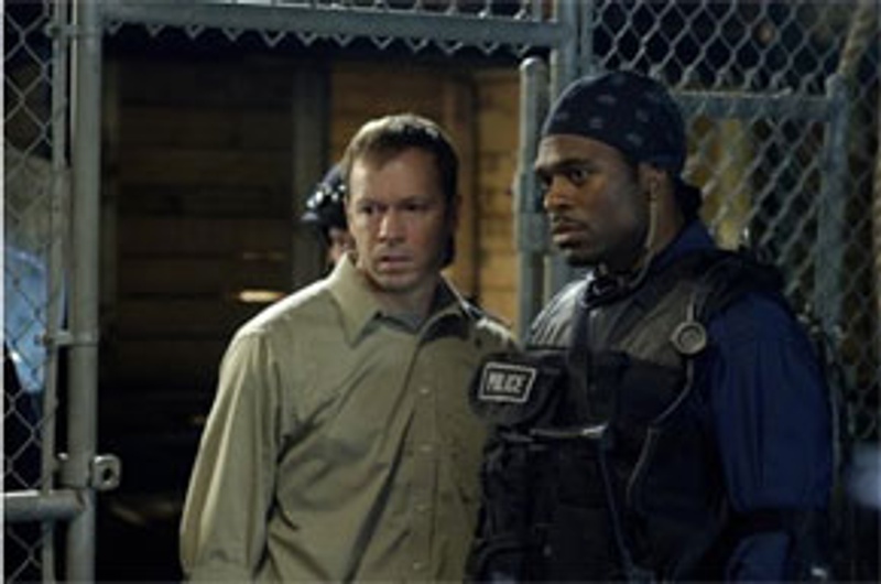 Donnie Wahlberg (à gauche) dans Saw 2
