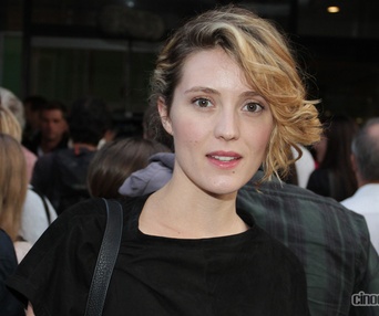 Sur le tapis rouge du film L'affaire Dumont