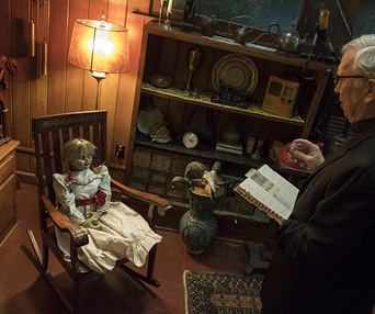 Une scène du film Annabelle Comes Home