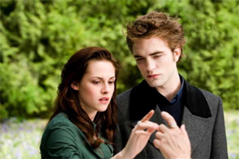 Robert Pattinson et Kristen Stewart dans La saga Twilight : Tentation