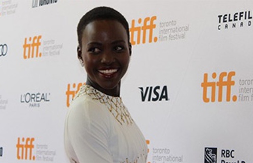 Lupita Nyong'o sur le tapis rouge du film 12 Years a Slave