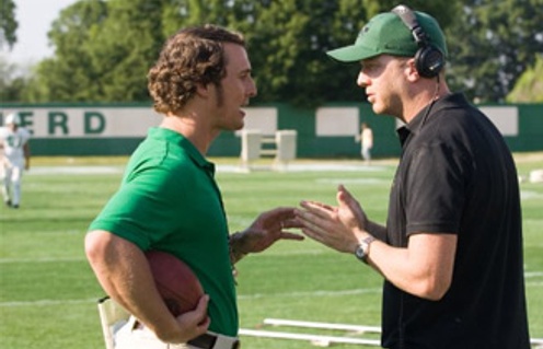 Matthew McConaughey (gauche) et McG sur le plateau du film We Are Marshall