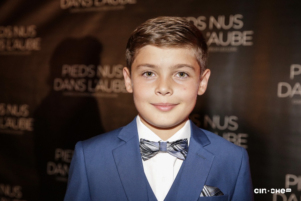 Sur le tapis rouge du film Pieds nus dans l'aube