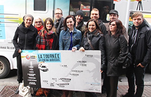 Quelques-uns des artisans qui participent à la tournée du Cinéma québécois devant la caravane de tournée