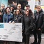 Quelques-uns des artisans qui participent à la tournée du Cinéma québécois devant la caravane de tournée