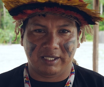 Une scène du film Amazonie, à la rencontre des gardiens et des gardiennes de la forêt