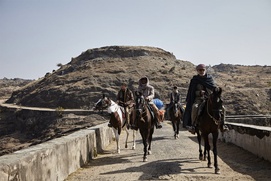 Une scène du film Les cowboys Une scène du film Les cowboys