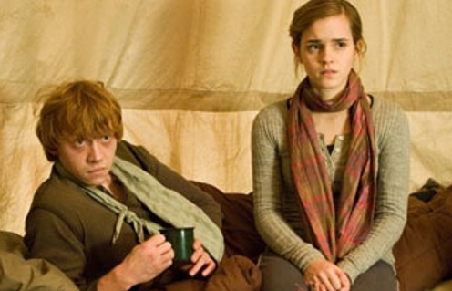 Rupert Grint et Emma Watson dans le fim Harry Potter et les reliques de la mort - 1ère partie