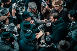 Une scène du film L'abbé Pierre - Une vie de combats Une scène du film L'abbé Pierre - Une vie de combats