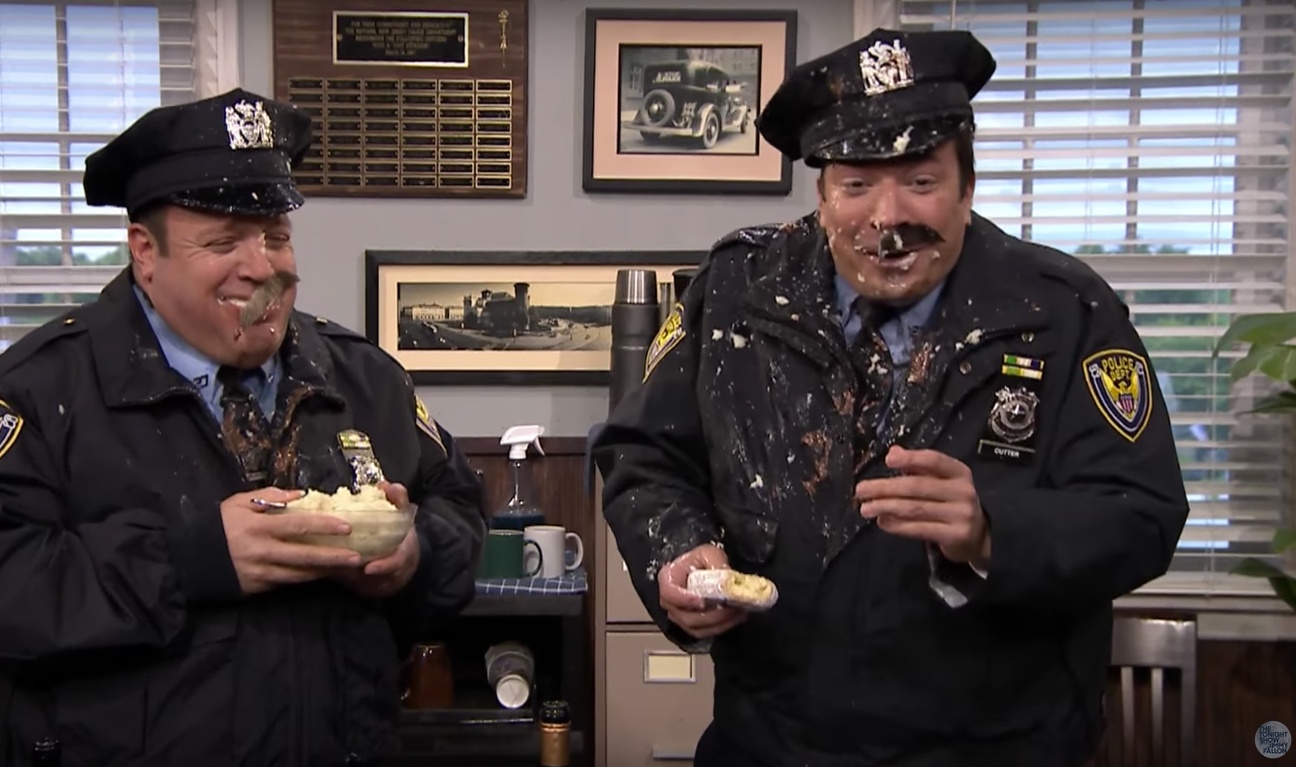 Jimmy Fallon et Kevin James se crachent au visage et c'est hilarant