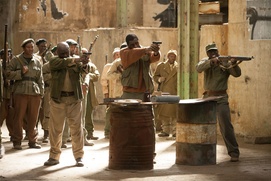 Une scène du film Mandela: Long Walk to Freedom
