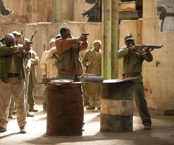 Une scène du film Mandela: Long Walk to Freedom