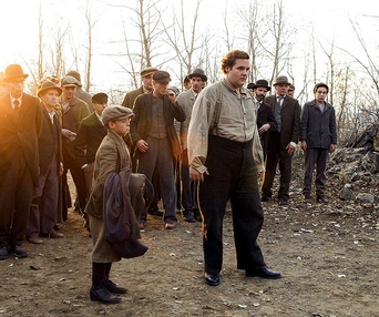 Une scène du film Louis Cyr : L'homme le plus fort au monde