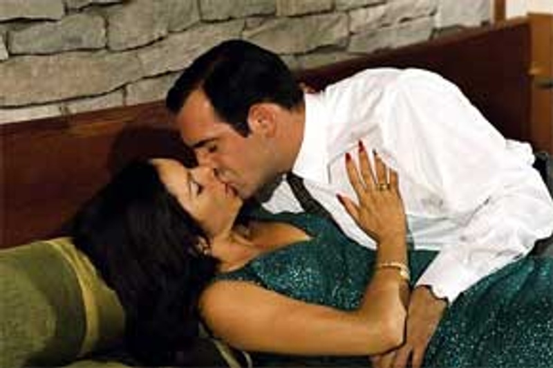 Aure Atika et Jean Dujardin dans OSS 117