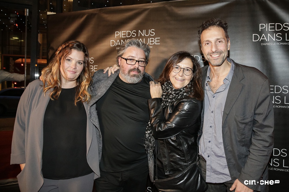 Sur le tapis rouge du film Pieds nus dans l'aube