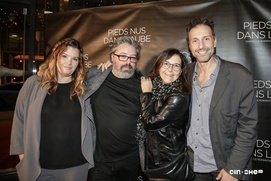 Sur le tapis rouge du film Pieds nus dans l'aube