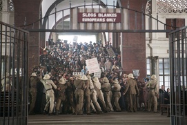 Une scène du film Mandela: Long Walk to Freedom