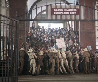 Une scène du film Mandela: Long Walk to Freedom