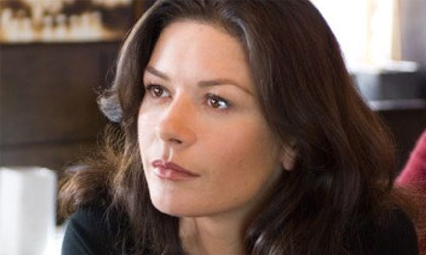 Catherine Zeta-Jones plonge dans le milieu de la drogue dans The Godmother