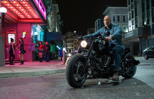Une scène du film Rapides et dangereux présentent Hobbs et Shaw