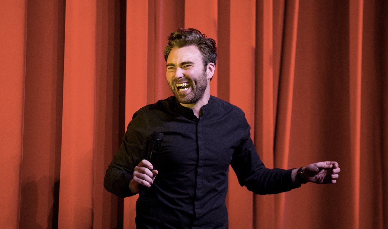 L'humoriste Simon Gouache nous fait rire pour Noël