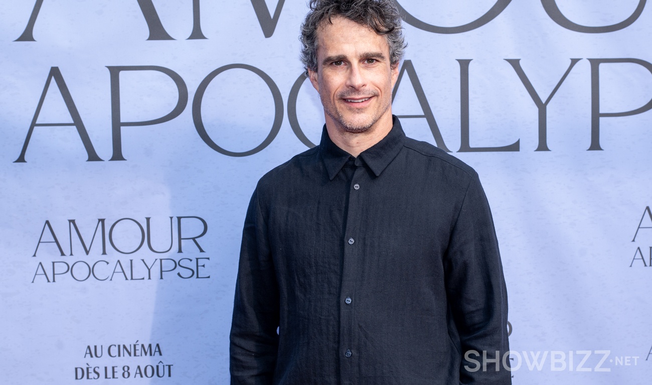 Image de l'article Patrick Hivon pose avec ses enfants sur un tapis rouge