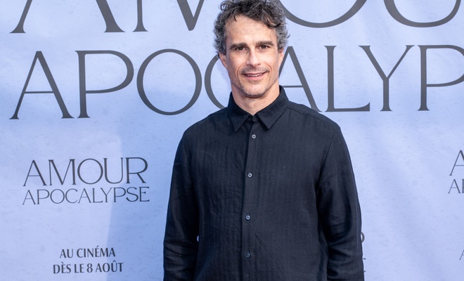 Image de l'article Patrick Hivon pose avec ses enfants sur un tapis rouge