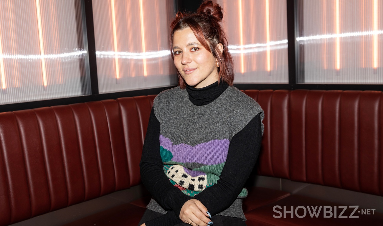 Image de l'article Catherine Brunet pose avec son nouvel amoureux et son ancien conjoint connus sur un tapis rouge