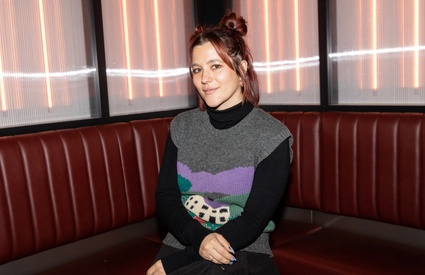 Image de l'article Catherine Brunet pose avec son nouvel amoureux et son ancien conjoint connus sur un tapis rouge