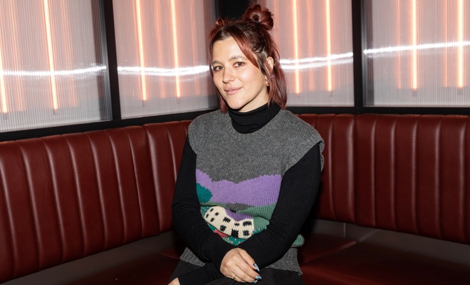 Image de l'article Catherine Brunet pose avec son nouvel amoureux et son ancien conjoint connus sur un tapis rouge