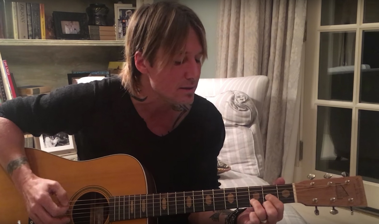 Keith Urban rend hommage en chansons aux grands artistes disparus de 2016