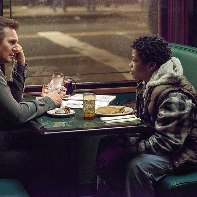 Une scène du film <em>A Walk Among the Tombstones</em>