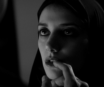 Une scène du film A Girl Walks Home Alone at Night