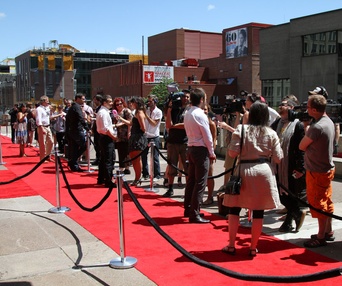 Sur le tapis rouge du film Le sens de l'humour