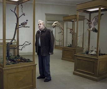 Une scène du film Un pigeon perché sur une branche philosophait sur l'existence