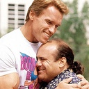 Arnold Schwarzenegger et Danny DeVito dans Twins