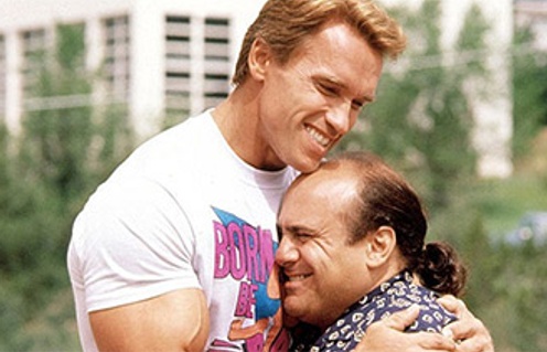 Arnold Schwarzenegger et Danny DeVito dans Twins