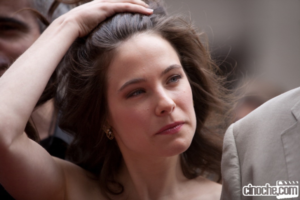 Caroline Dhavernas sur le tapis rouge de De père en flic