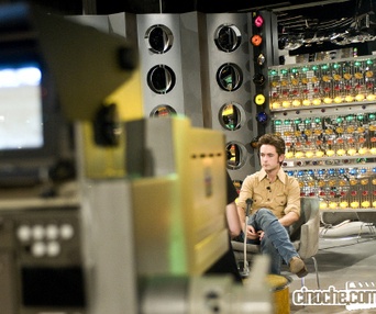 Justin Chatwin sur le plateau de Funkytown
