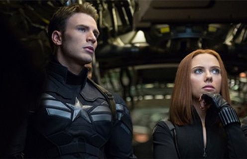 Chris Evans et Scarlett Johansson dans Captain America: The Winter Soldier