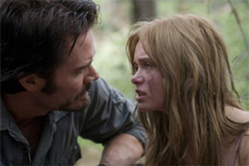 Garret Dillahunt et Sara Paxton dans le film La dernière maison sur la gauche