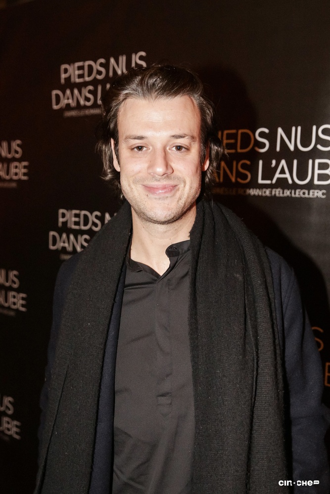 Sur le tapis rouge du film Pieds nus dans l'aube
