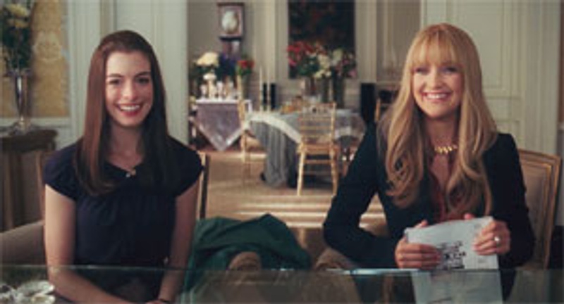 Kate Hudson et Anne Hathaway dans La guerre des mariées