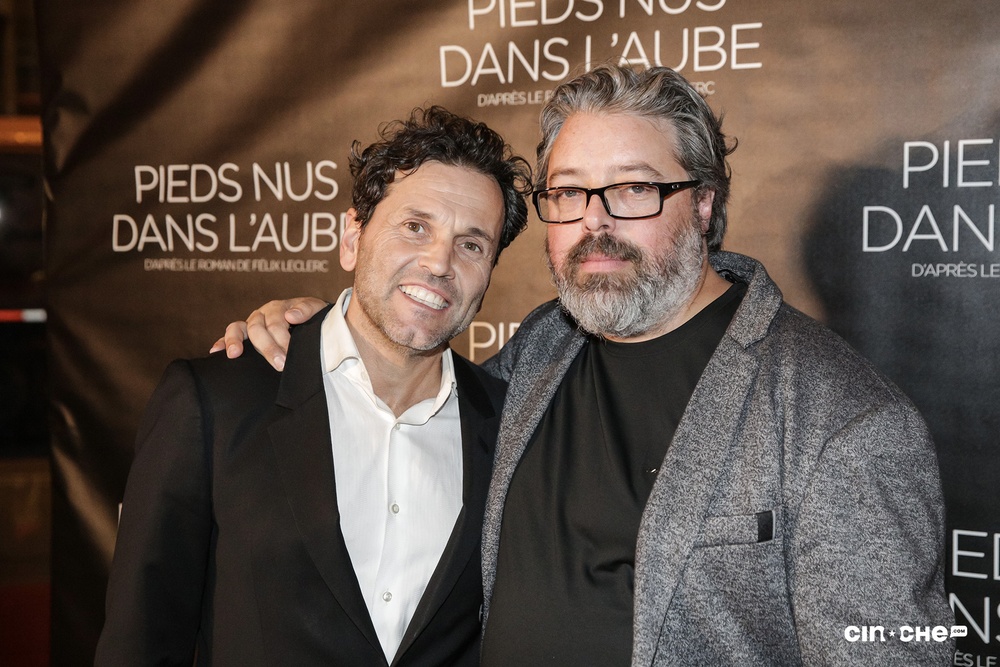 Sur le tapis rouge du film Pieds nus dans l'aube