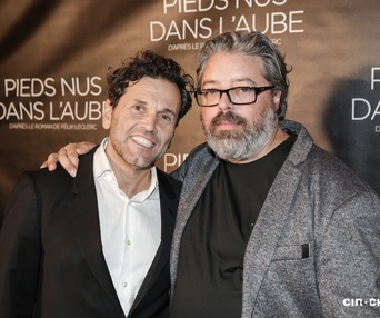 Sur le tapis rouge du film Pieds nus dans l'aube